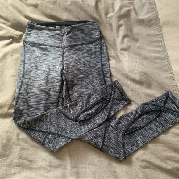 3/ $25 Victoria secret Victoria sport crop leggings - Picture 3 of 5